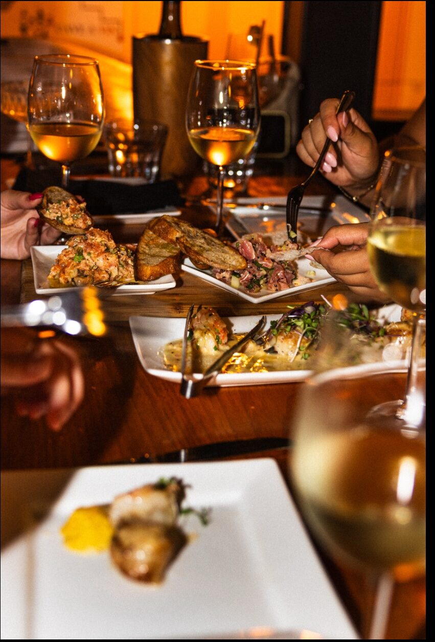 Tapas et verres de vin partagés autour d’une table chez Tapas Nena